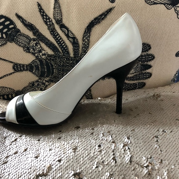 le chateau 🖤 Black and White heels - Picture 2 of 4